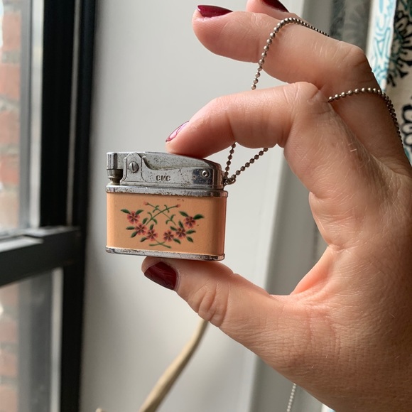 Vintage Floral Lighter Pendant 💐 🔥 ✨ - Picture 4 of 7